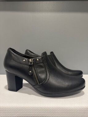 Clarks Collection Low Ankle Bootie Size 9.5